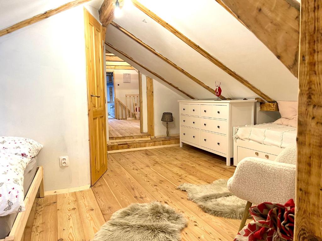 Postel nebo postele na pokoji v ubytování Santova roubenka
