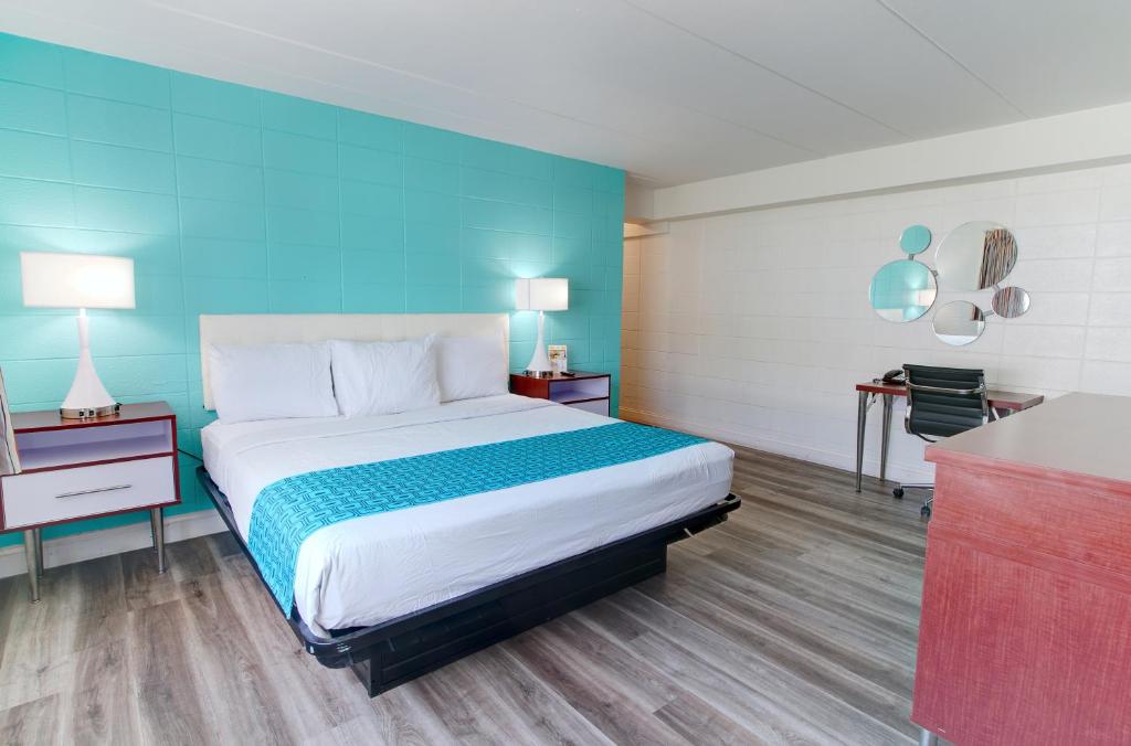 Howard Johnson by Wyndham Virginia Beach At The Beach - King Room - Non-Smoking