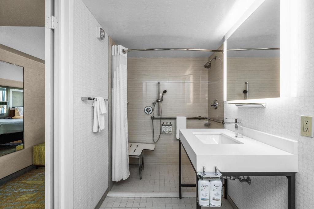 Holiday Inn San Francisco - Golden Gateway newly renovated with No Resort Fee photo