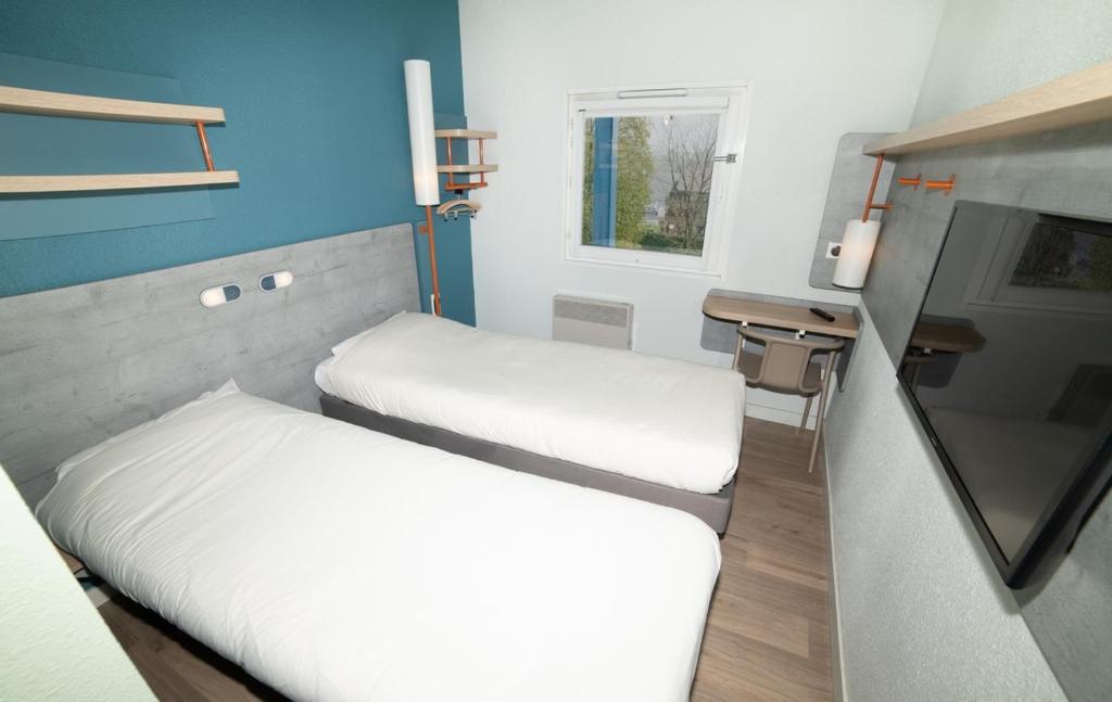Postel nebo postele na pokoji v ubytování Accueil Hotel Besançon