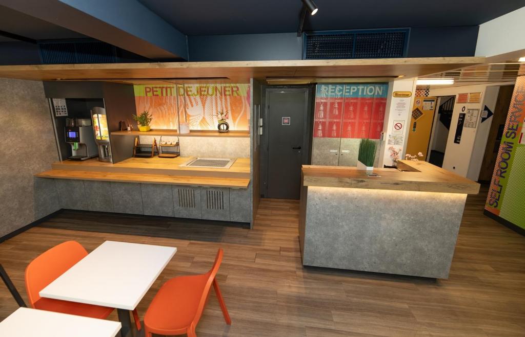 Kuchyň nebo kuchyňský kout v ubytování Accueil Hotel Besançon