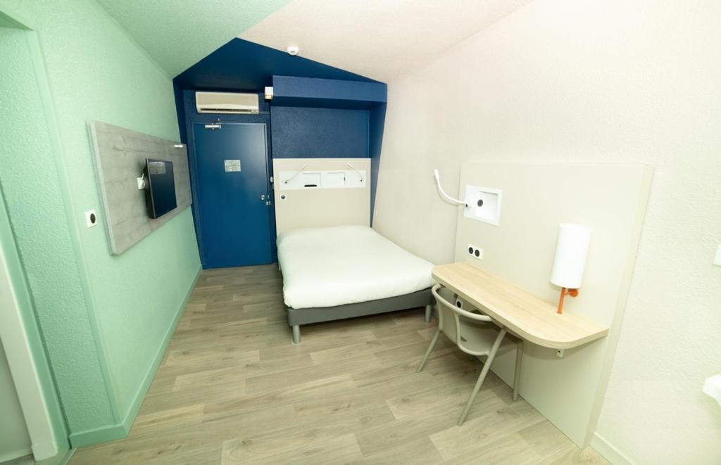 Postel nebo postele na pokoji v ubytování Accueil Hotel Besançon