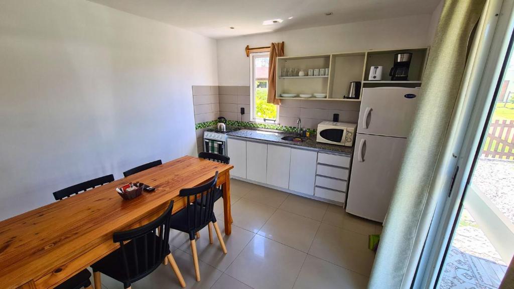 Kuchyň nebo kuchyňský kout v ubytování Complejo Cabañas Piriápolis