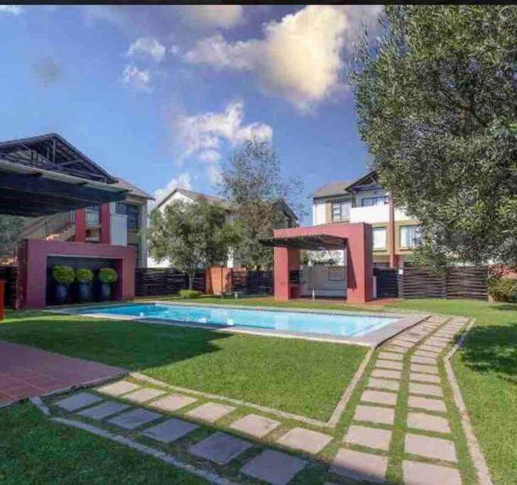 Πισίνα στο ή κοντά στο A Stunning Cozy Apartment