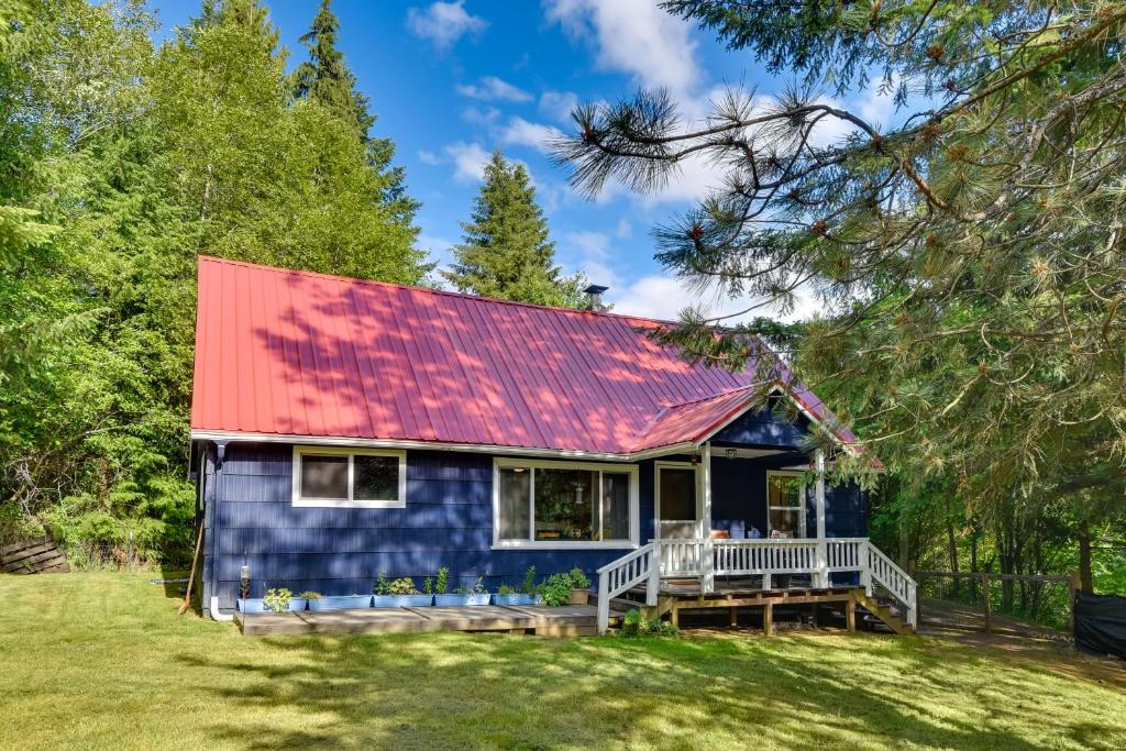 una casa azul con techo rojo en Peaceful and Chic Oasis Fire Pit, Grill, Yard, en Longview