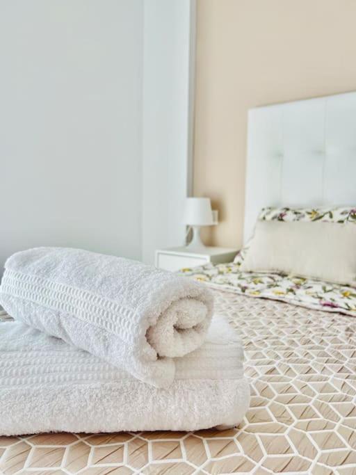 A bed or beds in a room at Apartamento luminoso cerca Salera