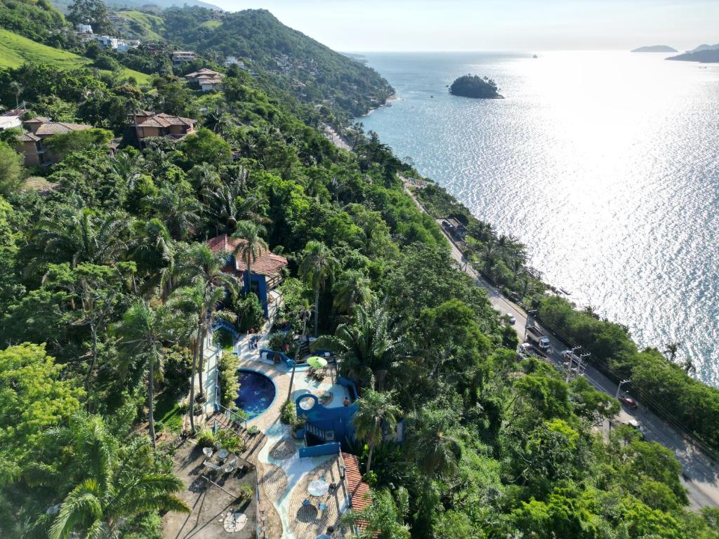 uma vista aérea do resort e do parque aquático em Azur Guesthouse em Ilhabela