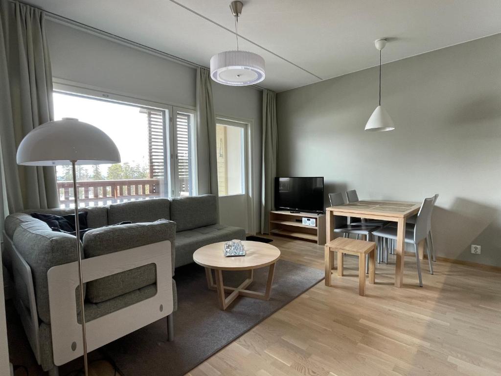 een woonkamer met een bank en een tafel bij R-Chalet Ruka (2302) in Ruka