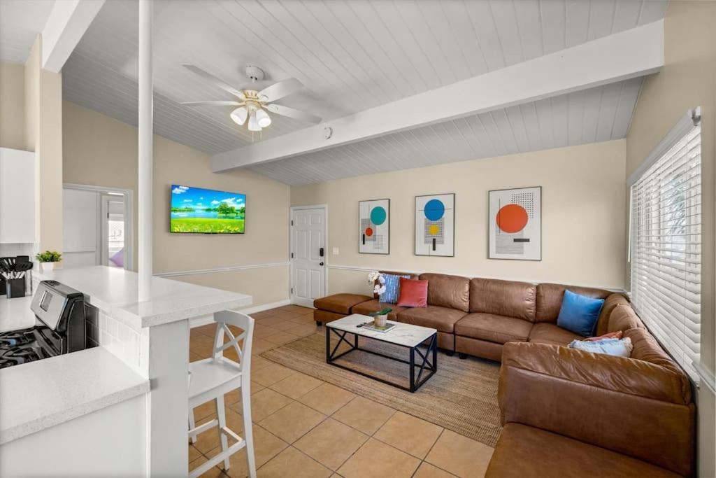 een woonkamer met een bank en een tafel bij New 2 Bed Apartment Close to Downtown and Beach in Santa Barbara