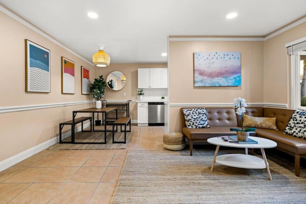 uma sala de estar com um sofá e uma mesa em Funk Zone Apartment Walking Distance to the Beach em Santa Bárbara