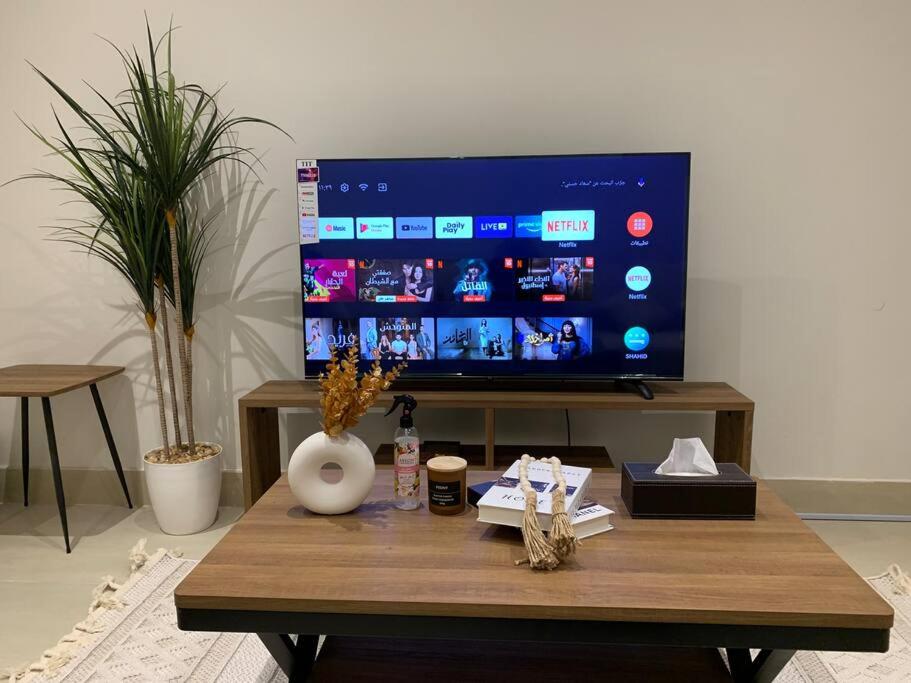 Televisyen dan/atau pusat hiburan di شقة جديدة ومميزة بحي الملقا