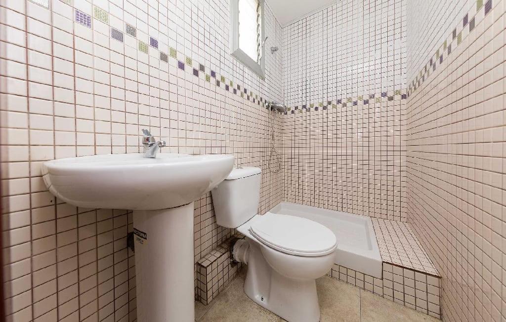 a white bathroom with a toilet and a sink at Apartamento estudio en chalet in Barcelona