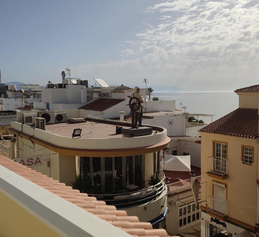 a statue of a man on top of a building at Apartamentos Leonor Carihuela in Torremolinos