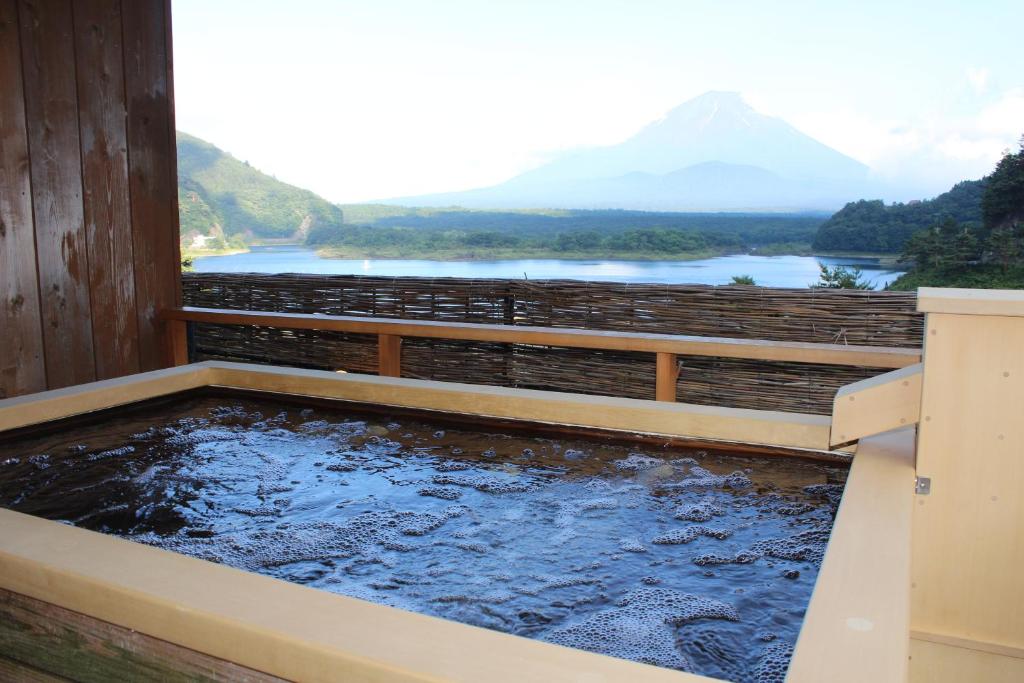 a hot tub with a view of a mountain at Yamadaya Hotel in Fujikawaguchiko