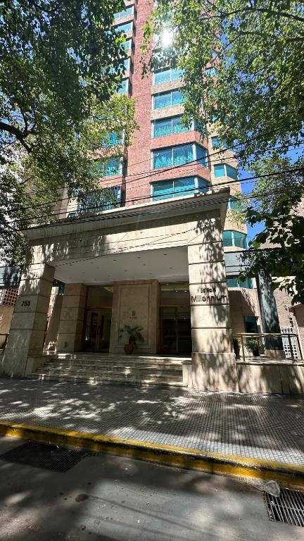 un edificio con arco di fronte a un edificio di Apartamento Millennium inn a Mendoza