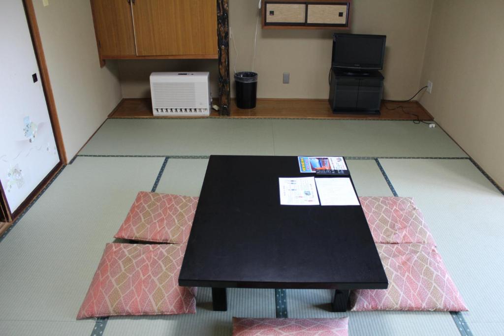 a black table in the middle of a room at Yamadaya Hotel in Fujikawaguchiko