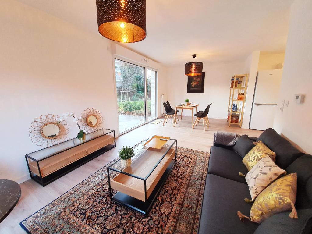 un salon avec un canapé et une table dans l'établissement Lille Grand Palais, Europe, Bienvenue chez Nestyou, Lille, à Lille