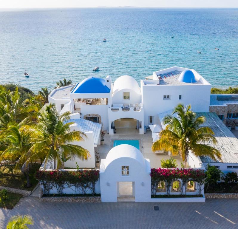 Villa Santorini في فيلانكولوس: اطلالة جوية على منزل مع المحيط في الخلفية