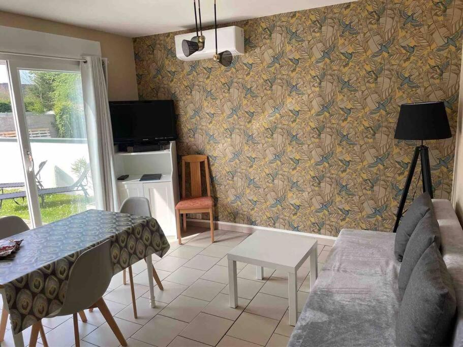 - un salon avec un canapé et une table dans l'établissement Maison avec terrasse et jardin à 600m de la plage, à Berck-sur-Mer
