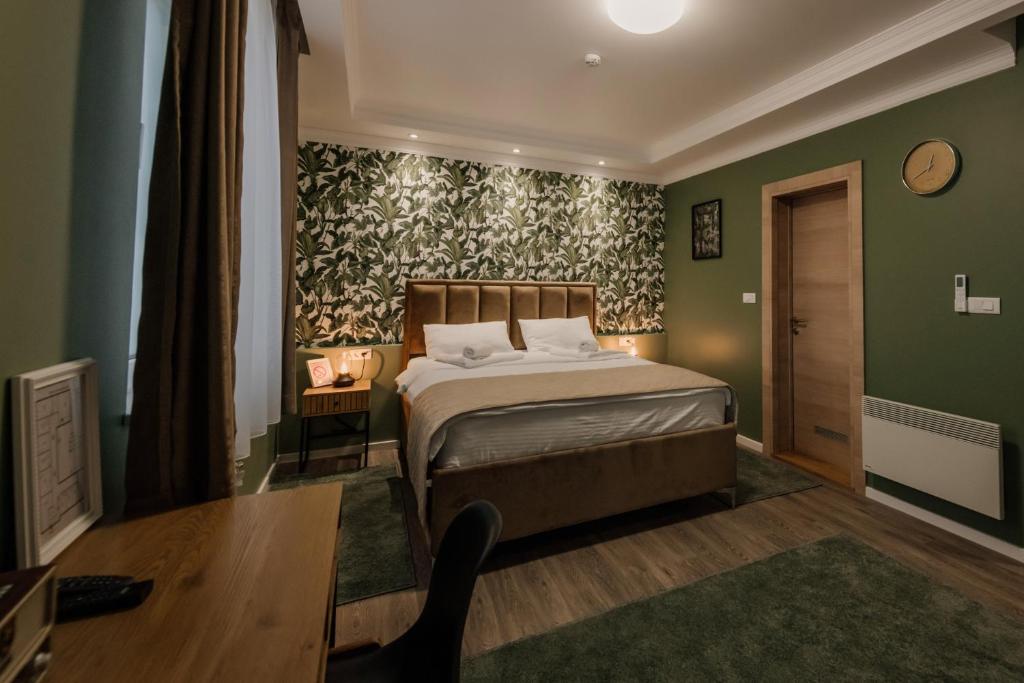 Hotel Beli Dvor - Deluxe Triple Room