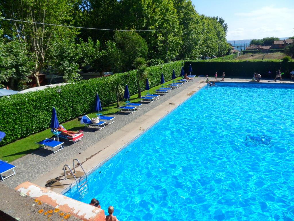 Bazén v ubytování Hotel Il Casale nebo v jeho okolí