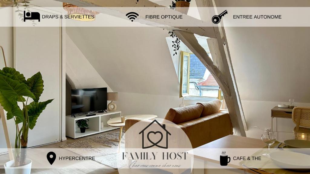 un salon avec un canapé et une télévision dans l'établissement Le refuge de velours, à Nevers