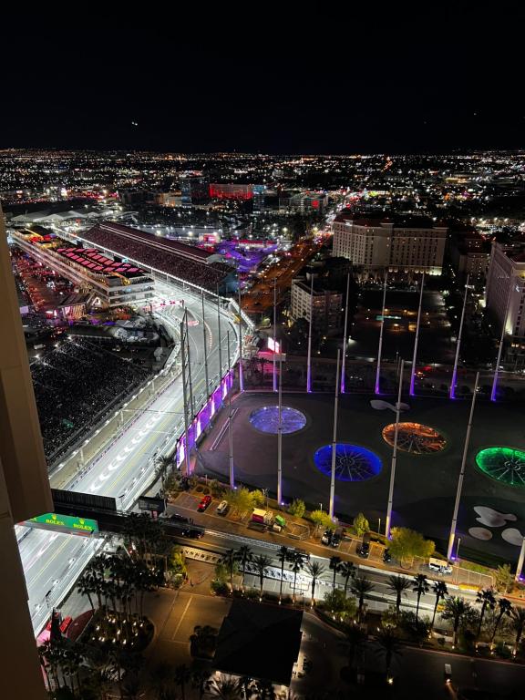 uma vista aérea de uma cidade à noite em Entire Strip View Suite em Las Vegas