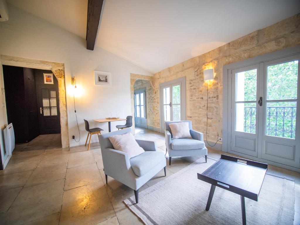 een woonkamer met 2 stoelen en een tafel bij Le Platane de la canourgue in Montpellier