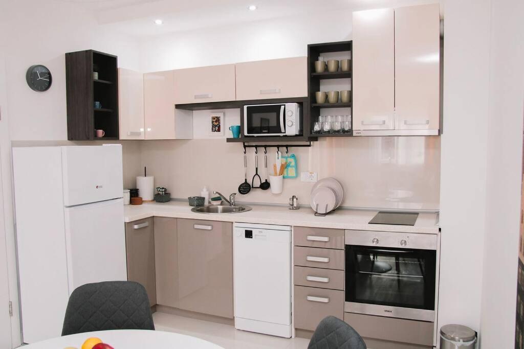 Kuhinja ili čajna kuhinja u objektu White apartment