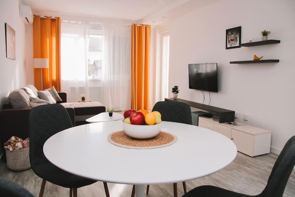 TV i/ili multimedijalni sistem u objektu White apartment
