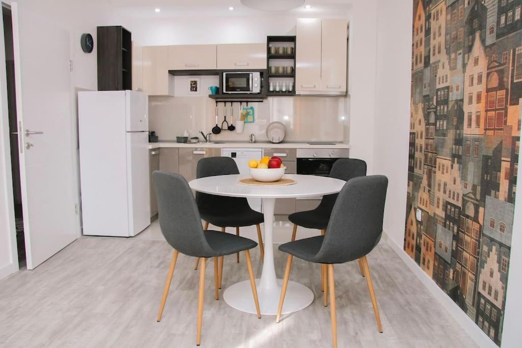 Kuhinja ili čajna kuhinja u objektu White apartment