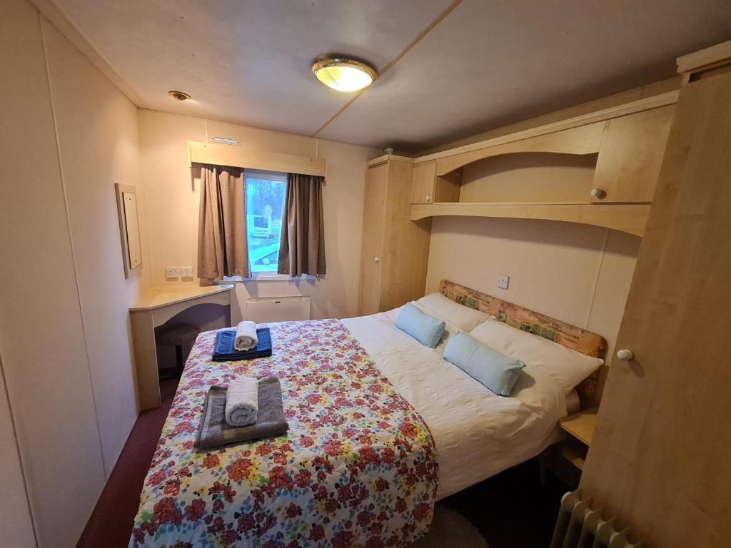 een kleine slaapkamer met een bed in een kamer bij BLUE BIRD HOLIDAY HOME in Durham