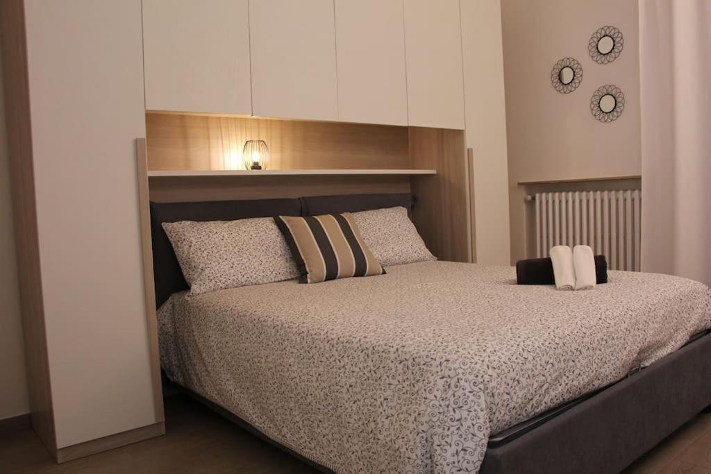 ein Schlafzimmer mit einem Bett mit zwei Kissen darauf in der Unterkunft Casa Smeraldo in San Giovanni Lupatoto