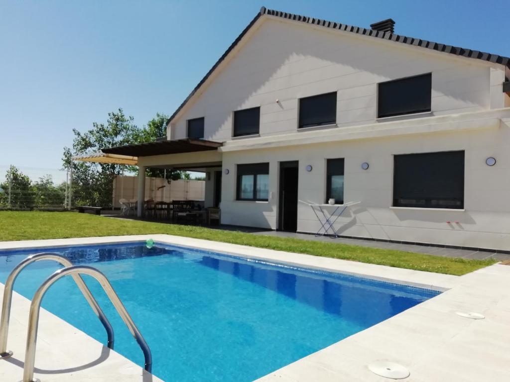 eine Villa mit einem Pool vor einem Haus in der Unterkunft VillaTerreno Casa Rural en Logroño in Villamediana de Iregua