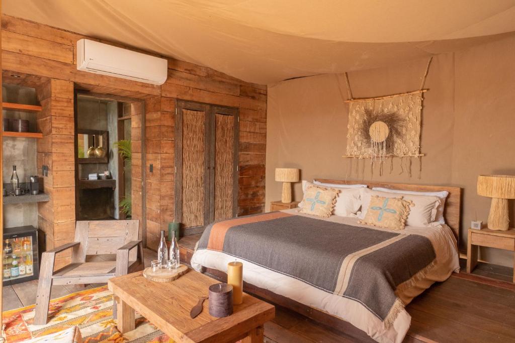 una camera con un letto e un tavolo di Nomade Holbox a Isola Holbox