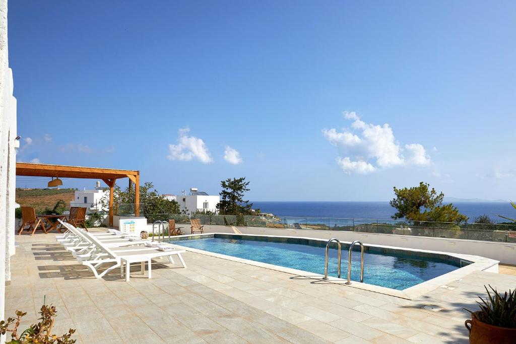 Bazén v ubytování Villa Elena Agia Pelagia - with private heated swimming pool and great sea view nebo v jeho okolí