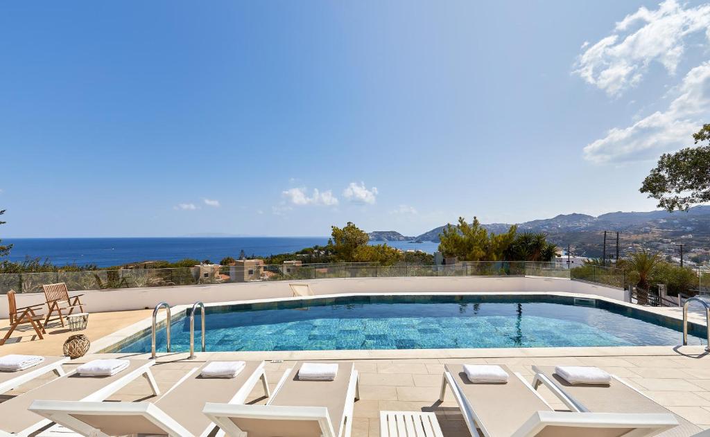 Bazén v ubytování Villa Elena Agia Pelagia - with private heated swimming pool and great sea view nebo v jeho okolí