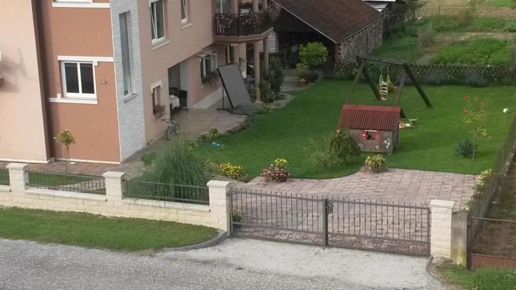 eine Luftansicht auf einen Garten mit einem Zaun in der Unterkunft Kaj-Lux in Tuheljske Toplice
