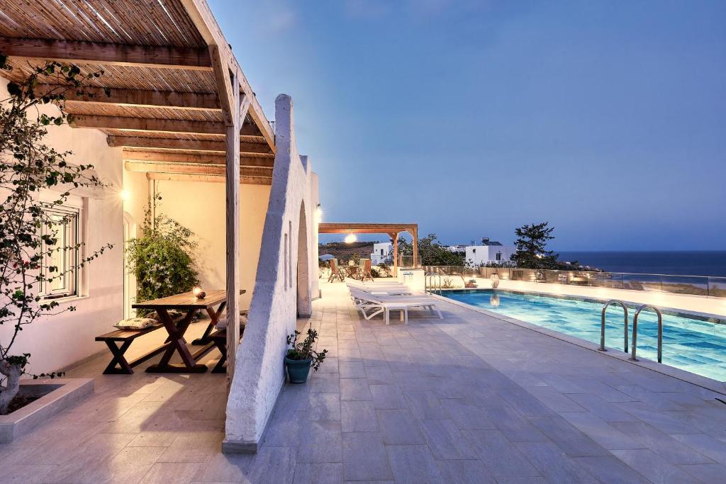 Bazén v ubytování Villa Elena Agia Pelagia - with private heated swimming pool and great sea view nebo v jeho okolí