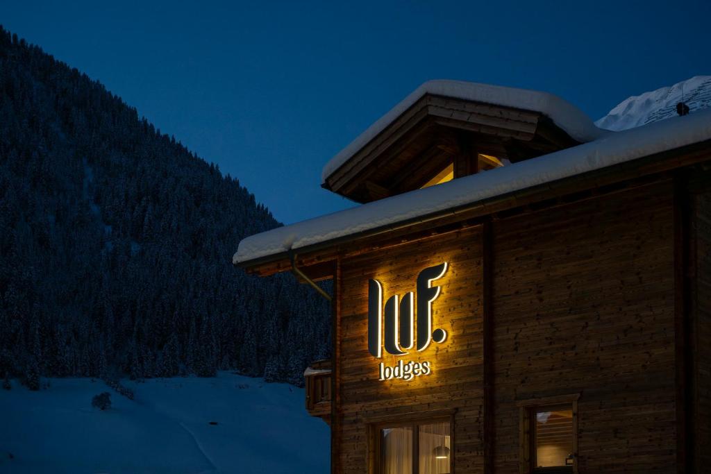 Utsikt mot fjell, enten fra chaletet eller fra et annet sted