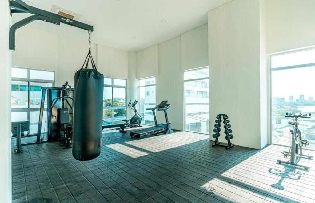un gimnasio con un saco de boxeo colgando en una habitación en Cartagena 3 habitaciones 9 personas cerca a la playa Wifi y Parqueadero, en Cartagena de Indias