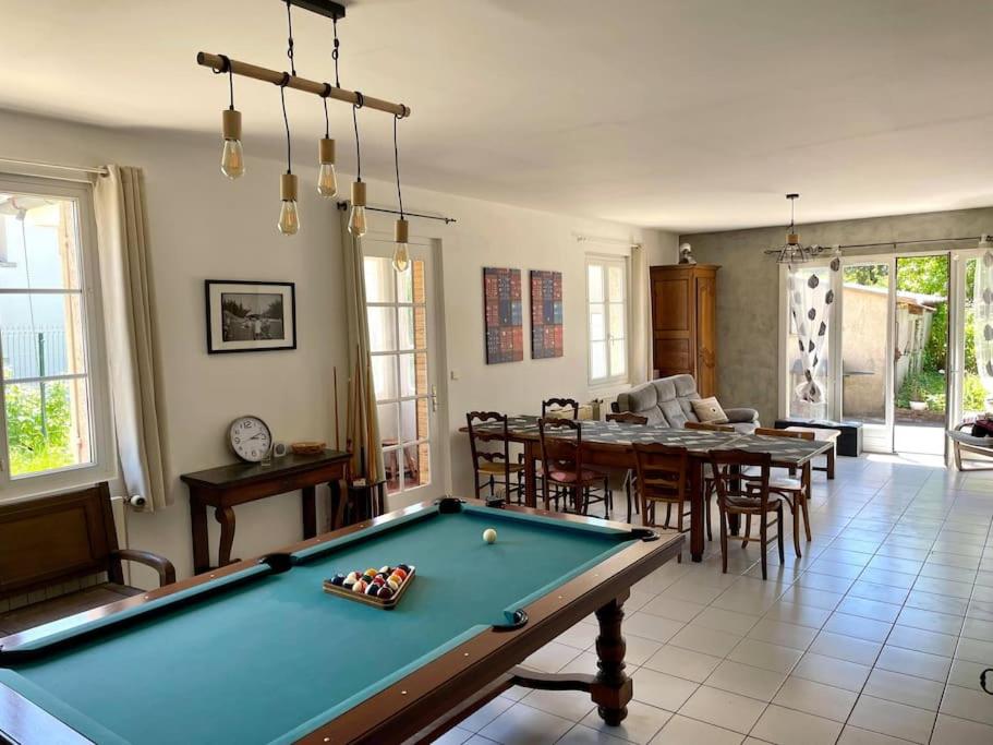 uma sala de estar com uma mesa de bilhar em La Casa Del Papa - Maison spacieuse avec jardin em Dole