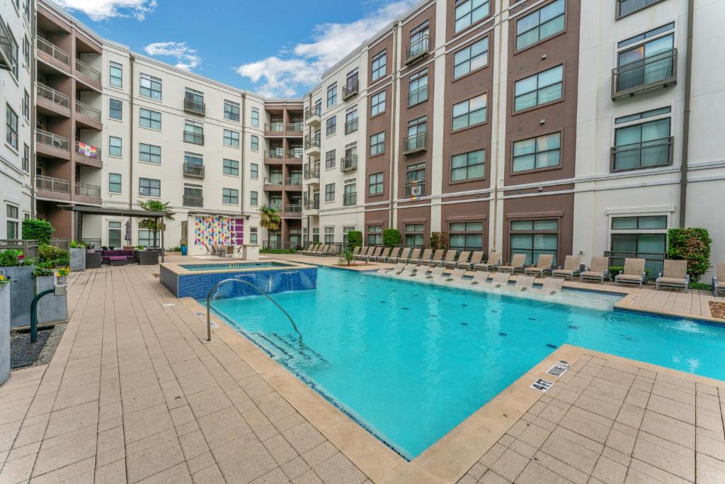 een zwembad op de binnenplaats van een appartementencomplex bij Cozy 1 Bedroom Suite, Pool, Gym, Parking Cs in Dallas