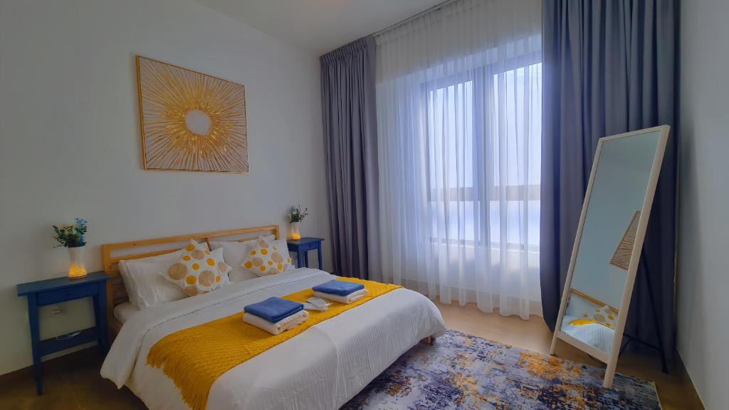 杜拜的住宿－VIEVV Property Rentals，一间卧室配有一张床、镜子和窗户