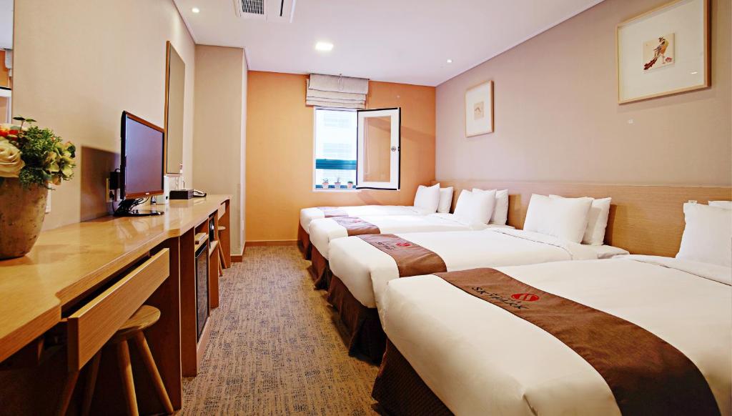 Postel nebo postele na pokoji v ubytování Hotel Skypark Myeongdong 3