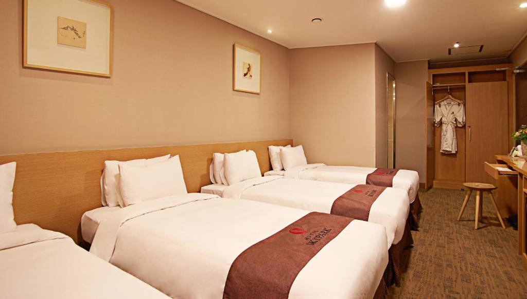Postel nebo postele na pokoji v ubytování Hotel Skypark Myeongdong 3