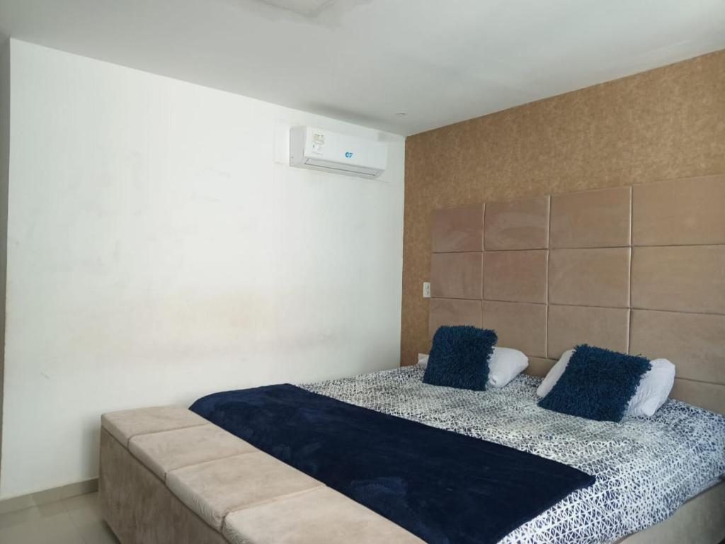 sypialnia z dużym łóżkiem z niebieskimi poduszkami w obiekcie Exclusivo Penthouse en Marbella w mieście Cartagena de Indias