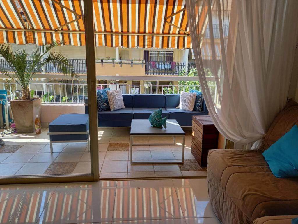 un salon avec un canapé et une table dans l'établissement Beau studio vu mer juan les pins, à Antibes