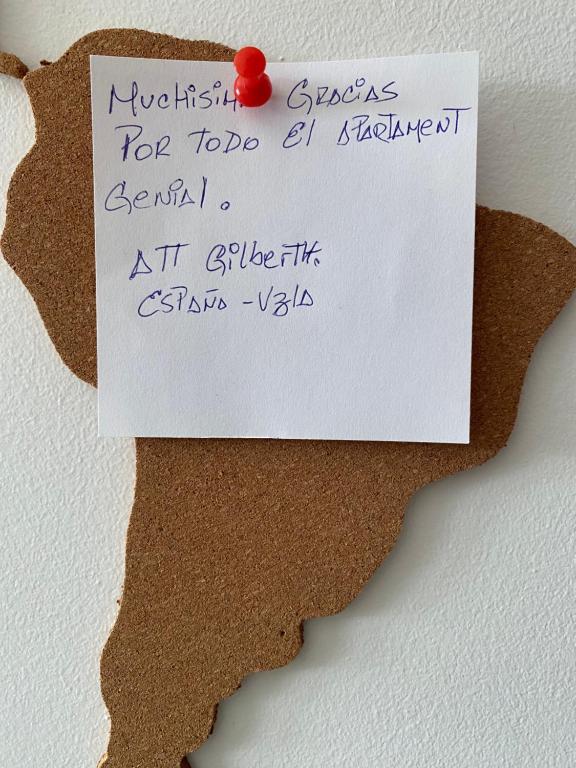 un pedazo de papel con escritura en una pared en Apartment Centar Višnjik, Zadar en Zadar