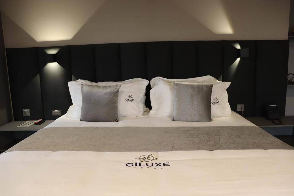 Postel nebo postele na pokoji v ubytování Giluxe Hotel
